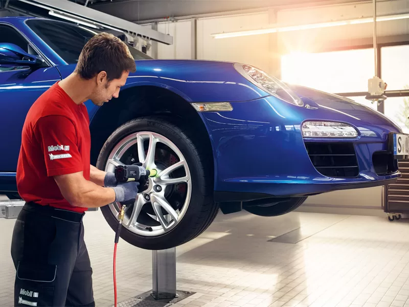 Сезонный шиномонтаж в Порше Центр Пулково